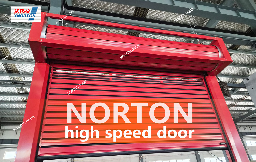 Dit magazijn maakt gebruik van snelloopdeuren om de efficiëntie te verbeteren.