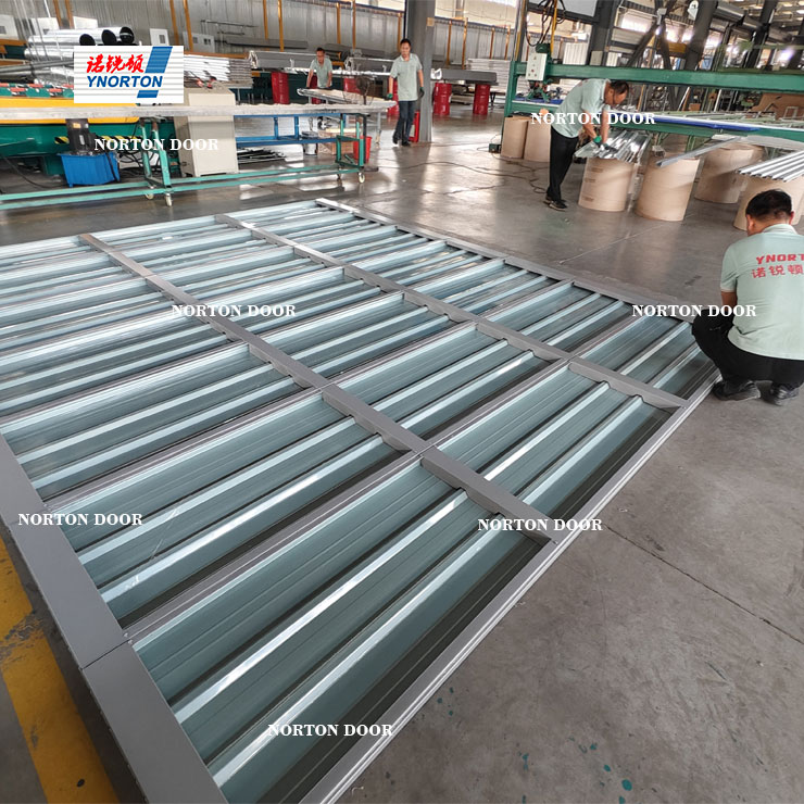 Sectionele garagedeur met enkele huid